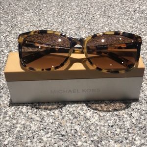 DKNY DY4090 sunglasses w/cool case. Blonde tort